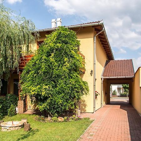 Aqua Apartman Gyula Esterno foto
