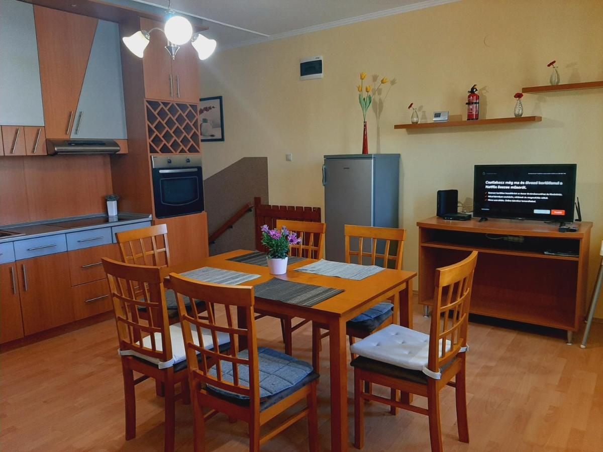 Aqua Apartman Gyula Esterno foto