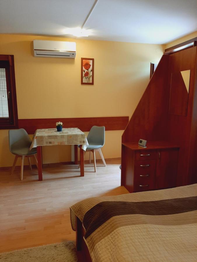 Aqua Apartman Gyula Esterno foto