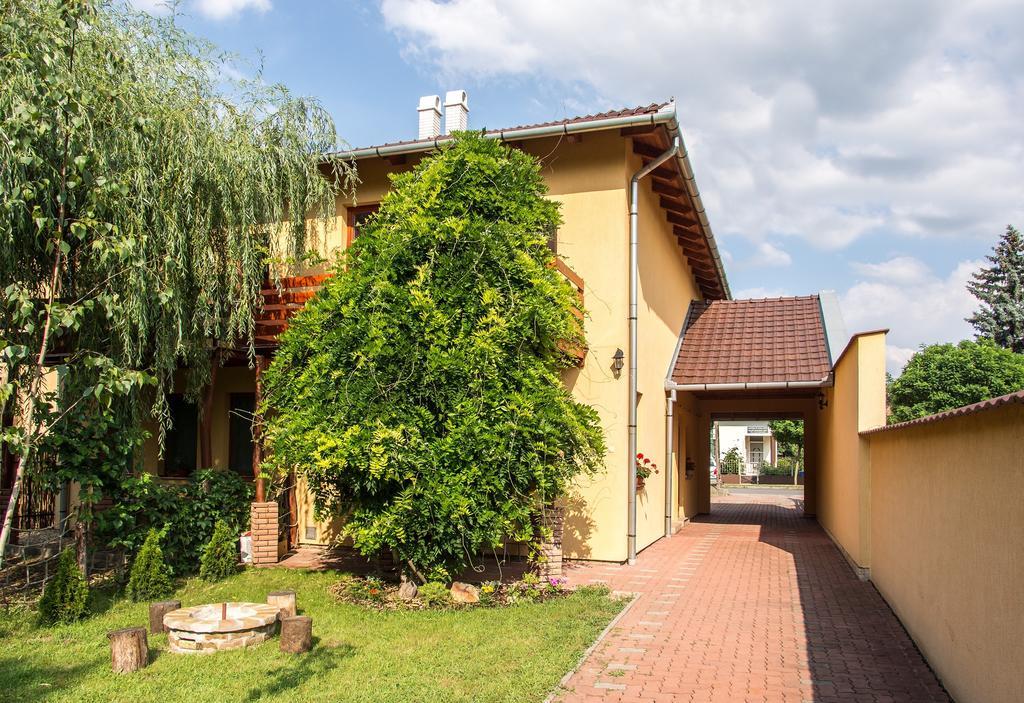 Aqua Apartman Gyula Esterno foto